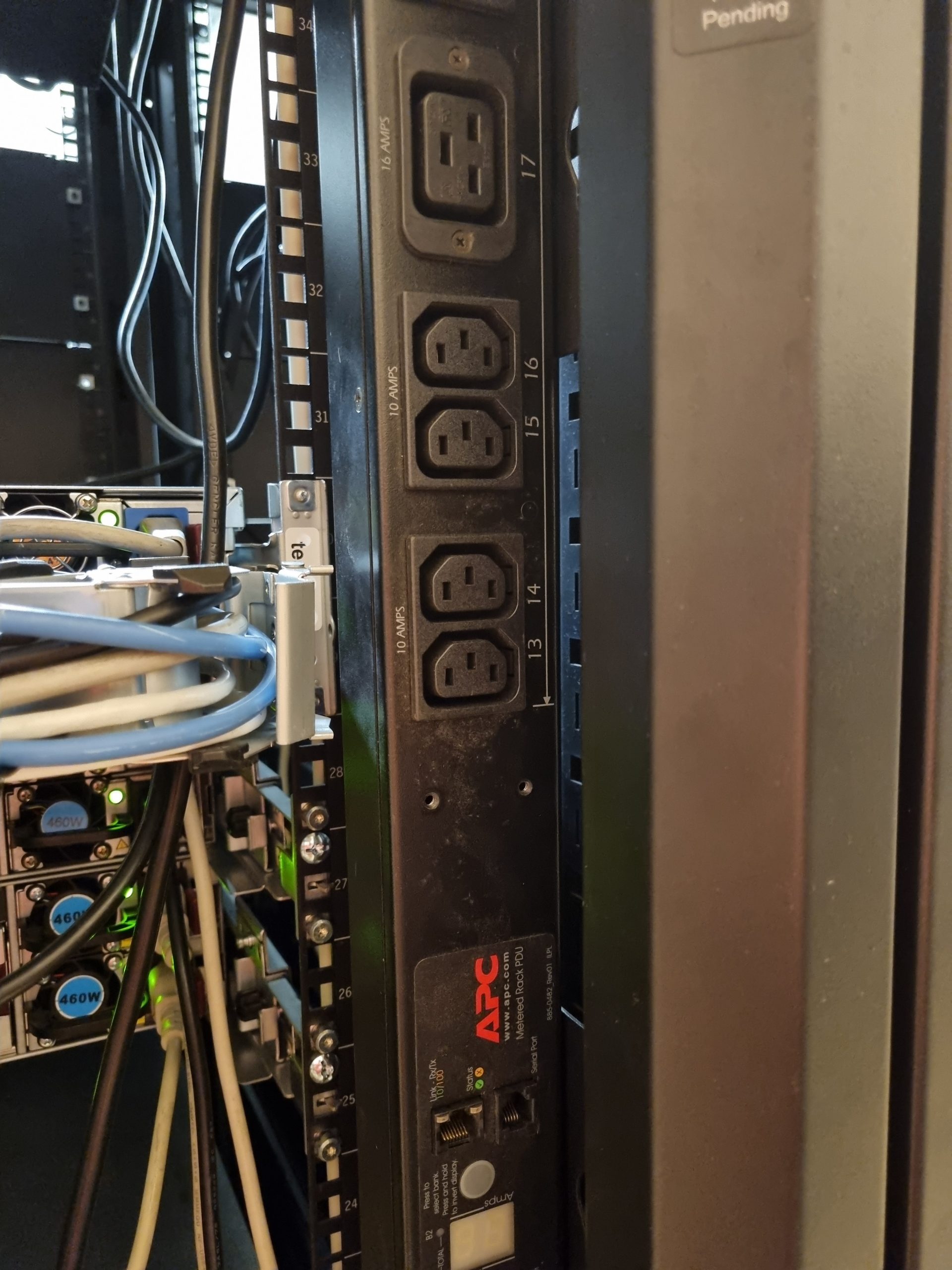 PDU im Rechenzentrum  Steckdosenleiste Power Distribution Unit